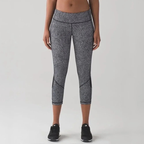 Lululemon Pace Rival Crop Line Up in White Black / Black - Picture 2 of 16